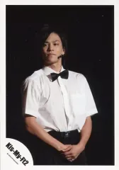 【中古】生写真(ジャニーズ) Kis-My-Ft2/千賀健永/ライブフォト・膝上・衣装白・黒・蝶ネクタイ・両手重ね・目線左・口閉じ・背景黒/公式生写真