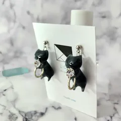 ♡シンプルブラック(⋈◍＞◡＜◍)。✧指輪を抱えたネコちゃんピアス