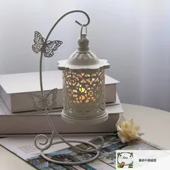 新品 蝶々装飾付きメタルランタンスタンド蝶のフックと格子デザインが施された上品な白いメタルランタン - アウトドアのお祭り装飾に最適