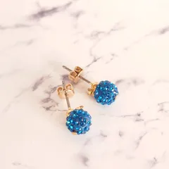 ブルーのクリスタルボールピアス