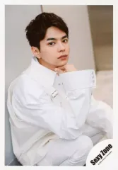 【中古】生写真(ジャニーズ) Sexy Zone/佐藤勝利/膝上・座り・衣装白・右向き・寄りかかり・右手顔/「Sexy Zone POP×STEP!? TOUR 2020」グッズオフショット/公式生写真
