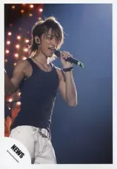 【中古】生写真(ジャニーズ) NEWS/小山慶一郎/ライブフォト・膝上・タンクトップ黒・左手マイク・右向き/公式生写真