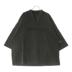 FEAR OF GOD ESSENTIALS (フィアオブゴッド エッセンシャルズ) FOOTBALL TEE フットボール フロントロゴ Vネック半袖Tシャツ カットソーカーキ