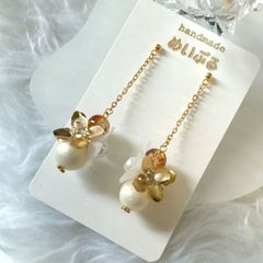 大人っぽピアス　ゴールドなお花とコットンパール　ハンドメイド　ビーズ