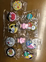 くら寿司 bts フィギュア キーホルダー 缶バッジ ステッカー