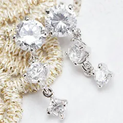 スタッドピアス レディース チタン製ポスト 金属アレルギー対応 キュービックジルコニア 揺れる 3ストーン メール便 送料無料 秋冬 大人気