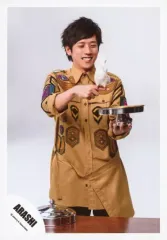 【中古】生写真(ジャニーズ) 嵐/二宮和也/膝上・衣装茶・右手鳩・左手皿・目線右下・笑顔・背景白/「Are You Happy?」ジャケ写撮影＆「Don’t You Get It」PV撮影/公式生写真