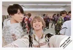 【中古】生写真(ジャニーズ) Snow Man/宮舘涼太・佐久間大介/横型・バストアップ・衣装白・黒・宮舘振り返り・佐久間笑顔/Johnnys’ ISLAND セルフィー 2020/公式生写真