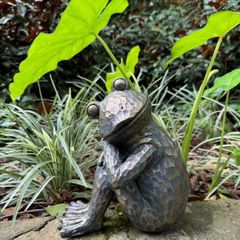 置物 オブジェ ガーデンオーナメント 体育座りをしているカエル かえる 銅像風 屋外 屋内 インテリア 玄関 リビング ダイニング 装飾 庭 ガ