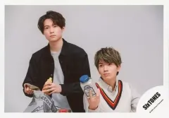 【中古】生写真(ジャニーズ) SixTONES/松村北斗・高地優吾/横型・上半身・衣装黒・白・物持ち・目線左・背景白/「TrackONE -IMPACT-」グッズオフショット/公式生写真