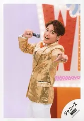 【中古】生写真(ジャニーズ) ジャニーズWEST/桐山照史/膝上・衣装金・白・右手マイク・左手指差し・体左向き/「ジャニーズWEST LIVE TOUR 2019 WESTV!」グッズオフショット/公式生写真