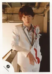 【中古】生写真(ジャニーズ) Snow Man/深澤辰哉/膝上・衣装白赤・黒銀・右肘手すり・左手ポケット/15夏 滝沢歌舞伎 10th Anniversary シンガポール公演 パンフレット撮影オフショット/公式生写真