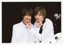 【中古】生写真(ジャニーズ) King ＆ Prince/永瀬廉・高橋海人/横型・上半身・衣装白・黒・左手顎下・手交差/「JOHNNYS’ King ＆ Prince IsLAND」グッズオフショット/公式生写真