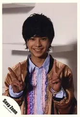 【中古】生写真(ジャニーズ) Sexy Zone/佐藤勝利/上半身・ベージュ色ジャケット・両手ピース・笑顔・背景白/公式生写真