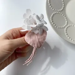 ホワイトピンクのスミレ花束❤︎ 布花ブローチ　一点物　フォーマルコーデ　母の日　ギフト　卒園式　卒業式　入園式　入学式　お呼ばれ　結婚式　コサージュ　北欧風　ナチュラル　小ぶり　シンプル
