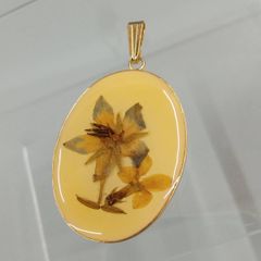 琥珀 ペンダントトップ 薔薇彫刻 k18 刻印入り - メルカリ