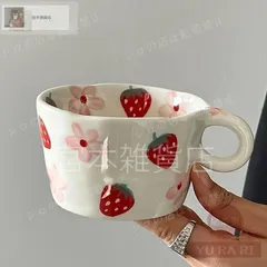 【新品・未使用】 手描きイチゴ柄フローラルセラミックマグ - アート風キュートコーヒーカップ、朝食・ティータイム用ギフト