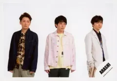 【中古】生写真(ジャニーズ) 嵐/大野智・二宮和也・松本潤/横型・膝上・衣装黒・ピンク・白・両手下・背景白/シングル「カイト」MV＆ジャケ写オフショット/公式生写真