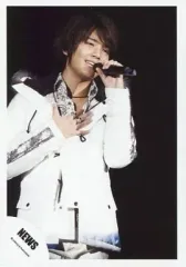 【中古】生写真(ジャニーズ) NEWS/手越祐也/ライブフォト・膝上・衣装白・黒・右手胸元・左手マイク・背景黒/公式生写真