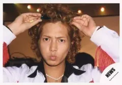 【中古】生写真(ジャニーズ) NEWS/山下智久/横型・衣装白赤・両手サングラス・背景茶/公式生写真