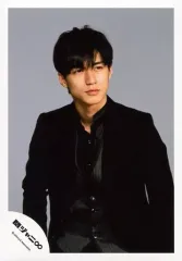 【中古】生写真(ジャニーズ) 関ジャニ∞/錦戸亮/上半身・衣装黒グレー・両手下・目線右・背景グレー/公式生写真