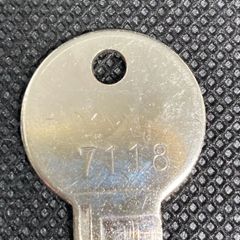 オフィス家具　鍵　中古　生興（SF）　7118　書庫　ロッカー　メーカー純正