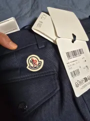 【国内正規品】MONCLER V モンクレール チノパン ネイビー［44］ MONCLER（ダウンジャケット ・ ブルー・ネイビー⁄青色系）のフリマ