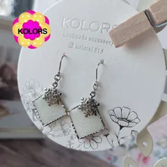 【匿名配送】【おまとめ割引】【ピアス or イヤリング 変更可】【＊2391 雪の結晶（白）ピアスイヤリング】  ハンドメイドピアス　ハンドメイドイヤリング 揺れるピアス 揺れるイヤリング