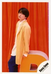 【中古】生写真(ジャニーズ) Sexy Zone/菊池風磨/膝上・衣装黄色・寄りかかり・オブジェ「P」・背景オレンジ/「Sexy Zone POP×STEP!? TOUR 2020」グッズオフショット/公式生写真