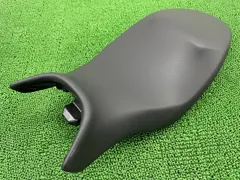 G310R シート 8556904 BMW 純正 中古 バイク 部品 コンディション良好 破れ無し 人気のノーマルノンスリップシート 品薄 Kgのサムネイル