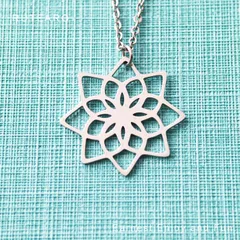 素敵な蓮模様のステンレスネックレス ― レディース ネックレス ペンダント 花 蓮 女性 ステンレス プレゼント プチギフト 贈り物 つけっぱなし アクセサリー 幸運 運気 ― 000641