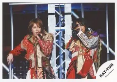 【中古】生写真(ジャニーズ) KAT-TUN/亀梨和也・赤西仁/横型/赤、金の混色衣装/赤西サングラスのサムネイル