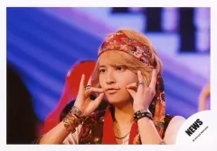 【中古】生写真(ジャニーズ) NEWS/手越祐也/横型・顔アップ・衣装黒白・ストール赤・両手頬・目線左/「チュムチュム」PV＆ジャケ写撮影オフィシャルショット/公式生写真