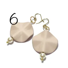 6ひらひらマットビーズ＆パールハンドメイドピアス イヤリング 現品限り