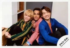 【中古】生写真(ジャニーズ) Aぇ! group/集合(3人)/横型・膝上・座り・衣装青・ピンク・緑・黄色・笑顔・センター草間・末澤両手組み/「僕らAぇ! groupって言いますねん 関西凱旋公演」グッズオフショット/公式生写真(大阪店舗限定)