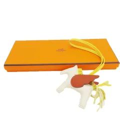 ≪値下げ≫【中古】 HERMES エルメス ロデオ ペガサス チャーム PMサイズ Ｂ刻印 2023年 白 ブラウン イエロー  翼付きチャーム 箱付き 美品 A2300915 【無料ギフトラッピング承ります】