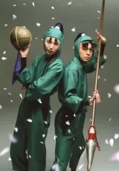 【中古】生写真(男性) 海老澤健次(潮江文次郎)・二平壮悟(立花仙蔵)/膝上・衣装緑・火薬玉・槍・花びら・キャラクターショット/「ミュージカル 忍たま乱太郎 第8弾 再演 がんばれ五年生!技あり、術あり、初忍務!!」ブロマイド購入特典E