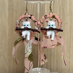 【ピアス】送料無料 白猫ピアス  ハンドメイドアクセサリー 猫アクセサリー  猫好き 可愛い キャット ネコ 猫雑貨 千葉  ねこグッズ  cats