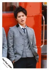 【中古】生写真(ジャニーズ) Hey! Say! JUMP/岡本圭人/膝上・衣装グレー白黒・両手ポケット・首傾げ・口開き・目線右・背景赤・バス/「Funky Time」PV＆ジャケ写撮影/公式生写真