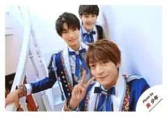 【中古】生写真(ジャニーズ) 美 少年/藤井直樹・那須雄登・金指一世/横型・上半身・衣装青・白・藤井右手ピース・那須右手手すり・金指笑顔・階段/「Ｊohnnys’ ISLAND セルフィー」/公式生写真(アイランドストア限定)