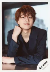 【中古】生写真(ジャニーズ) Aぇ! group/小島健/バストアップ・衣装黒・右手上げ・左手テーブル・カメラ目線/Johnnys’ ISLAND STORE グッズオフショット’20夏/公式生写真