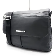 ✨美品✨ TOMMY HILFIGER トミーヒルフィガー ボディーバッグ メッセンジャーバッグ ショルダーバッグ フラップ ロゴ型押し ボーダーライン シルバー金具 A4収納 大容量 ロゴプレート肩掛け 斜め掛け  PVCレザー メンズ ブラック 黒色