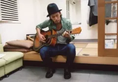 【中古】生写真(男性) 三代目J Soul Brothers/NAOKI/横型・全身・衣装白・緑・帽子・両手ギター・目線下・畳/「リフレイン」 EXILE mobile＆EX FAMILY会員限定特典 9月version