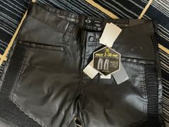 【新品未使用、タグ付き】オークリー ゴルフ　スカル　パンツ　黒／光沢　JPN34