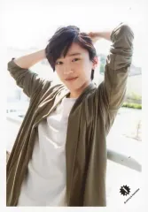 【中古】生写真(ジャニーズ) 関西ジャニーズJr./道枝駿佑/上半身・衣装カーキ・白・両手頭・体左向き・目線正面/18夏「明日を駆ける 少年たち」グッズ撮影オフショット/公式生写真