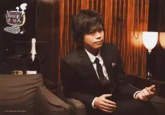 【中古】生写真(男性) Uncle Bomb/浪川大輔/横型・膝上・スーツ・ソファに座り・足組み/「Kiramune Presents Uncle Bomb 2nd EVENT “2チャンネル”」ブロマイド