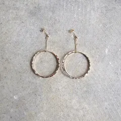 Ouca（ウーサ）ピアス／独創的でしなやかなフォルムにこだわったピアスコレクション/GDダブルフープピアス