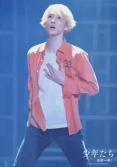 【中古】生写真(ジャニーズ) SixTONES/京本大我/ライブフォト・膝上・衣装オレンジ・白・左手胸元・目線左上・口開け/「少年たち 危機一髪!」ステージフォト 第1弾