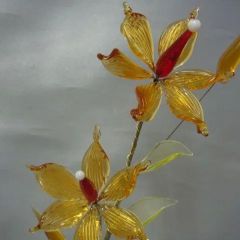 葉がウランガラスの花　by   ボヘミアガラス