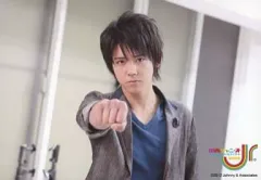 【中古】生写真(ジャニーズ) 7WEST /小瀧望/バストアップ・横型・ジャケットグレー・インナー青・右手グー「関西ジャニーズJr.春休みスペシャルコンサート2012」/公式生写真